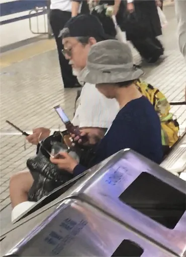 沢田研二&田中裕子、夫婦そろってガラケーに夢中