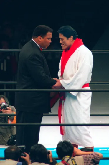 アーカイブ】最後の「ダーッ」 プロレスラー・アントニオ猪木引退試合：朝日新聞