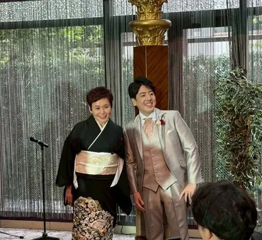 笑顔がそっくり」大竹しのぶ 長男の結婚式での親子ツーショット公開!和装姿の夫婦の後ろでほほ笑むおちゃめな姿に「なんだかほっこり」