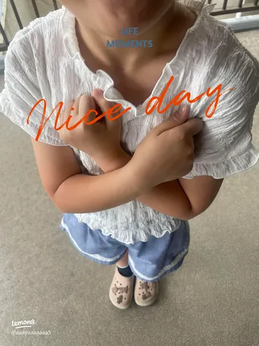 暑い日の元気な娘との素敵な朝の瞬間