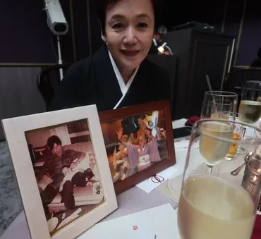笑顔がそっくり」大竹しのぶ 長男の結婚式での親子ツーショット公開!和装姿の夫婦の後ろでほほ笑むおちゃめな姿に「なんだかほっこり」
