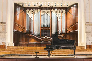 半世紀の沈黙をやぶり、ワルシャワに甦るドイツの名器の響き――ベヒシュタインが第19回ショパンコンクールにカムバック – ぶらあぼONLINE