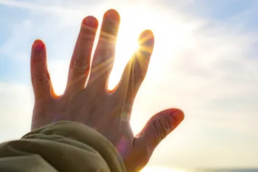 童謡「手のひらを太陽に」は鬱状態のやなせたかし氏が作詞した名曲だった