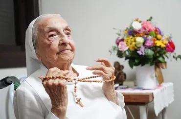 ほぼ117歳のブラジルの修道女が世界最高齢者となり、信仰が長寿の鍵であることを明らかに