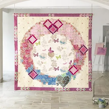 三浦百惠、作品集「時間(とき)の花束 Bouquet du temps 幸せな出逢いに包まれて」が本日7月26日発売。「キルト&ステッチショー」にて作品展示も