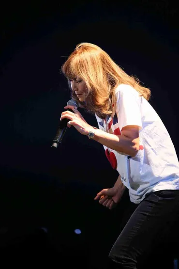 50歳迎えた中村あゆみ、「翼の折れたエンジェル」を大人っぽくバラードで歌う 