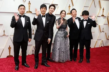 ドライブ・マイ・カー』濱口竜介監督、オスカー受賞に「皆さん獲りました！」西島秀俊＆岡田将生らと熱い抱擁〈スピーチ全文〉：第94回アカデミー賞 