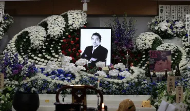 元関脇・寺尾の錣山親方の通夜 若かりし姿の遺影に涙、涙…800人 ...