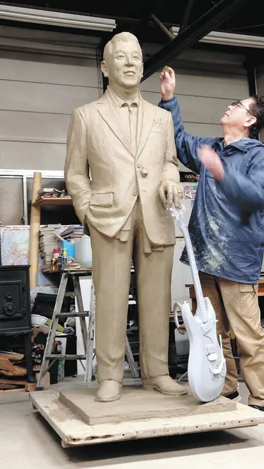 加山雄三さん銅像 茅ケ崎市役所前に 87歳誕生日の4月11日 ...