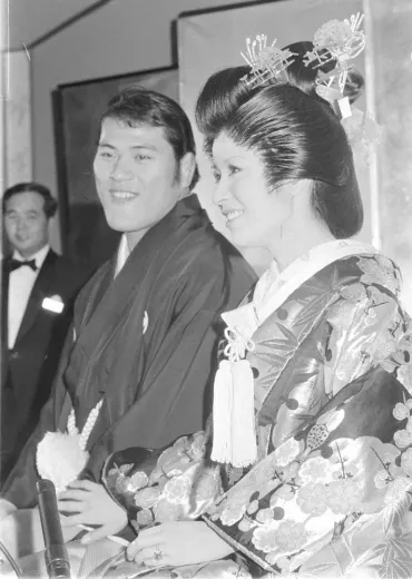 女優・倍賞美津子（右）と挙式したアントニオ猪木氏（1971年11月 ...