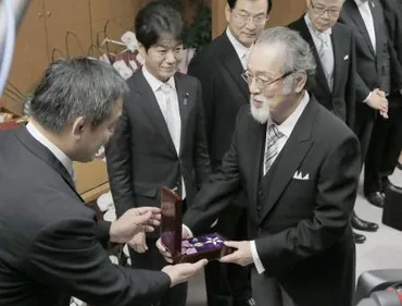 印刷用】仲代達矢さんに文化勲章伝達/公演で親授式欠席のため