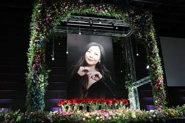 中山美穂のお別れの会 小泉今日子が゛かわいい妹゛を追悼、岩井俊二もエピソード語る(写真32枚)