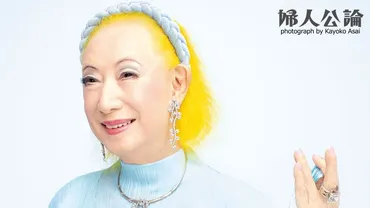 2ページ目）美輪明宏「この世は〈正負の法則〉で成り立ち、マイナスがあれば、必ずプラスもある。〈2024年はいいことがある〉と微笑んで」  青空を見上げる