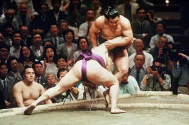 横綱が胸を出したら、力士の頭が割れた」゛鉄板のように硬い゛千代の富士に18歳貴花田はなぜ勝てた？ 《寺尾が語る昭和と平成の大横綱》 