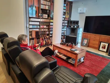 2ページ目）小倉智昭「コレクション用の部屋を畳み、荷物を入れた自宅から妻と義母が出て行き…。一人暮らしで妻との仲がより親密に」【2024年上半期BEST】  三途の川で父を見た。膀胱、肺、腎盂がんを乗り越えて