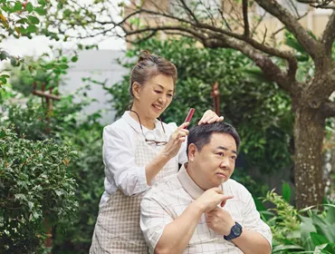 映画『梅切らぬバカ』は、自閉症の息子と母親の穏やかな日常、変わらない日々の幸福に心が温かくなる作品です 