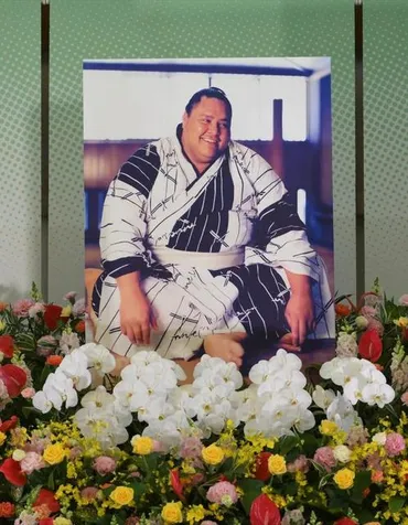 曙太郎さんの葬儀しめやかに元若乃花の花田虎上氏、小錦ら300人が参列祭壇には笑顔の曙さん、両脇に優勝額棺にはハワイ州の旗掛られるスポーツデイリースポーツ